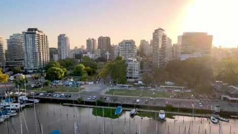 Carretilla-Aérea-Fuera-De-Los-Edificios-Del-Barrio-De-Olivos-Y-Muelle-De-Yates-En-Línea-En-El-Puerto-A-La-Hora-Dorada,-Buenos-Aires