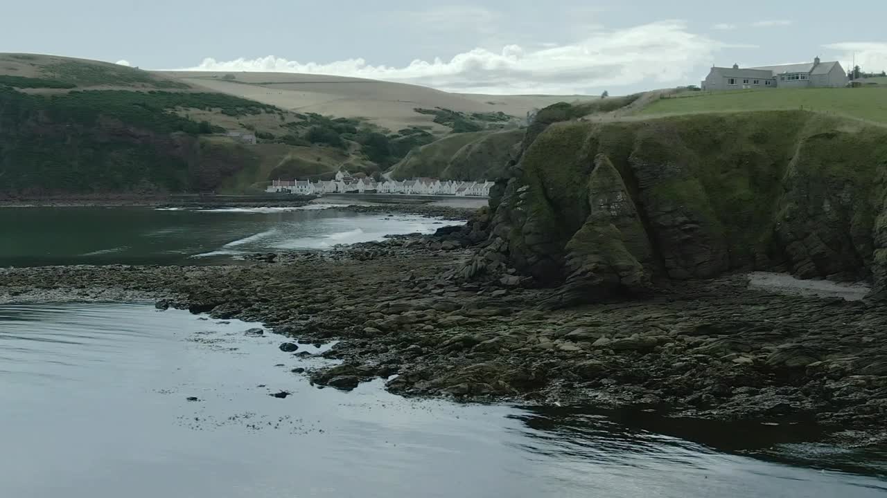 여름날 애버딘셔 해안선에 있는 페난 마을의 공중 전망