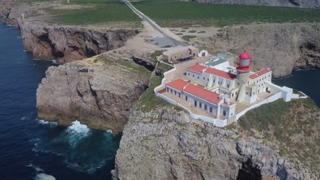 Vista-Aérea-De-La-Torre-De-Luz-En-Sagres-Algarve-Portugal-Con-Rocas-Y-Océano-Azul