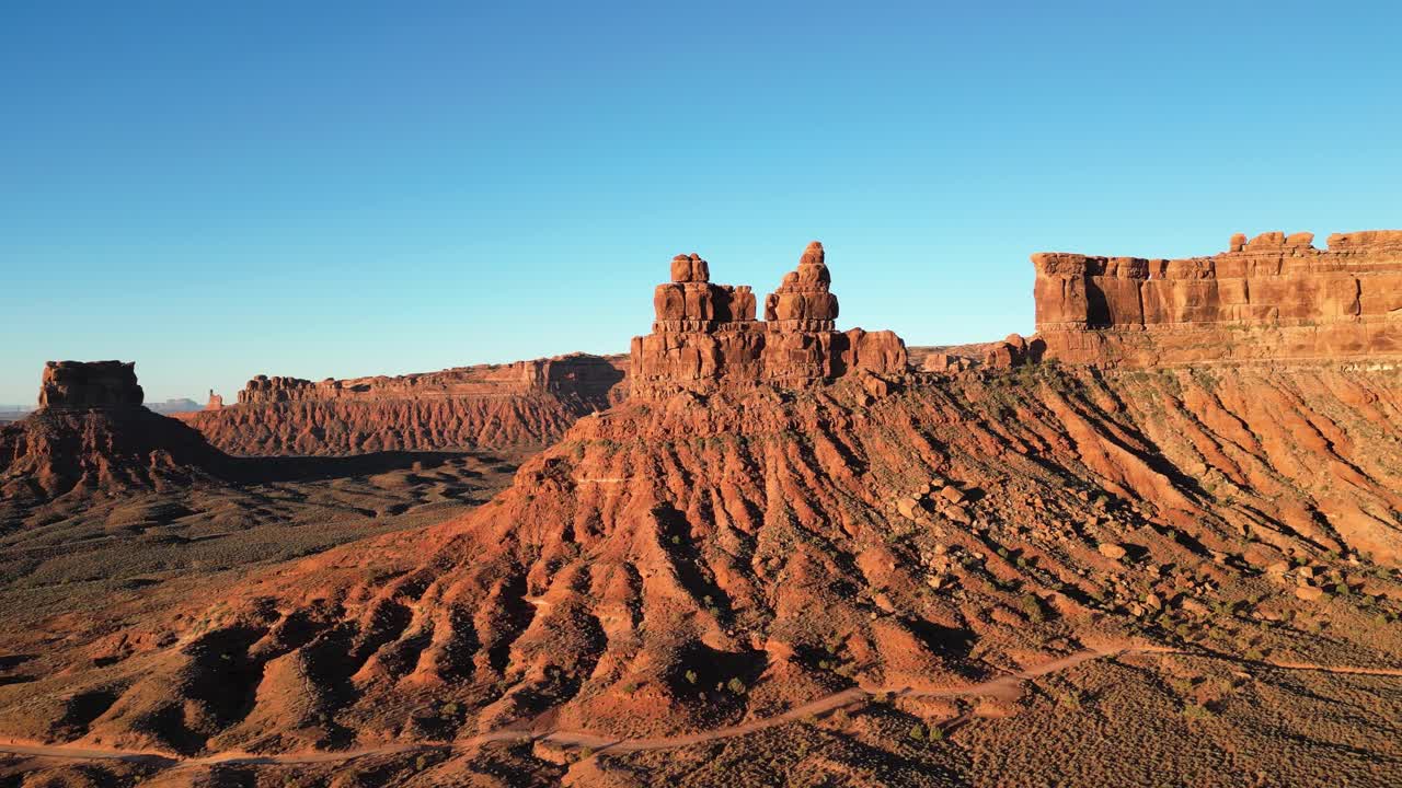 Ripresa aerea con drone delle formazioni di arenaria di Rudolph e Babbo Natale nella Valley of the Gods, Utah, USA. L'ampia veduta del paesaggio include Cedar Mesa sullo sfondo sotto un cielo sereno.