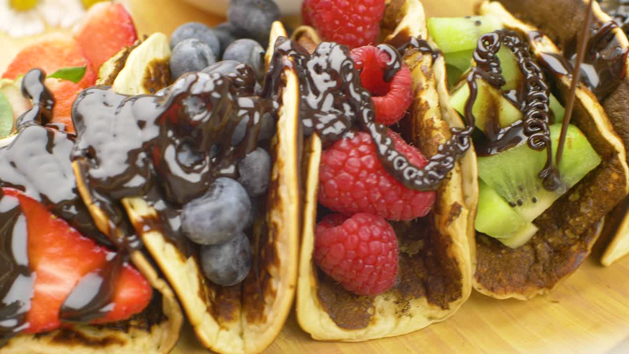 panqueques americanos clásicos con frutas frescas. desayuno casero de verano.