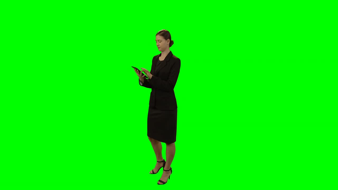 Donna di affari che per mezzo della compressa digitale