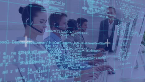 animazione dell'elaborazione dei dati su diversi colleghi utilizzando cuffie telefoniche e computer