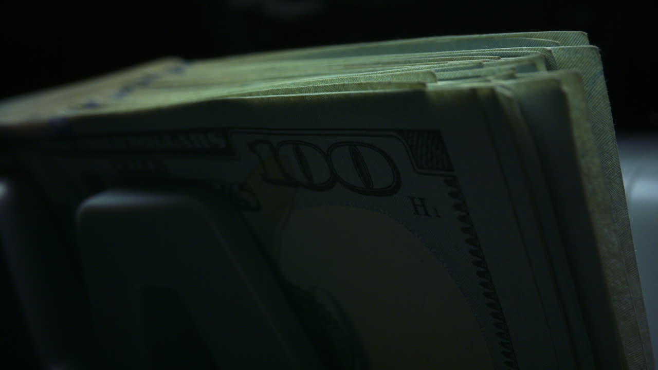 equipo de conteo de divisas. contador electrónico de billetes de banco que cuenta billetes de dólares