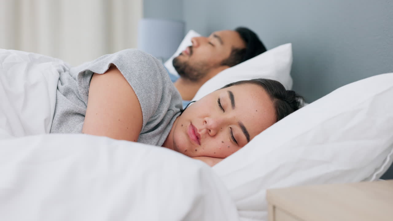 cansado, durmiendo y abrazando pareja en una cama soñando