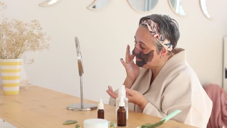 Mujer-Aplicando-Mascarilla-En-La-Cara