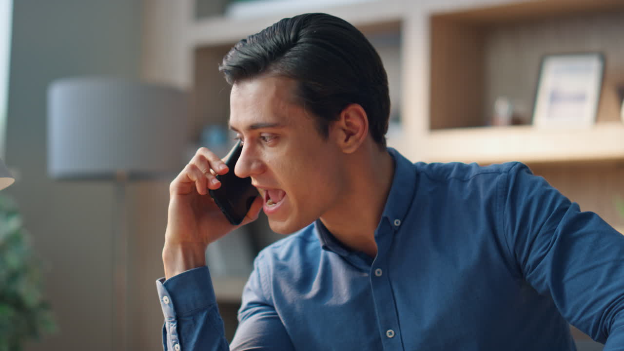 매니저가 캐비 근접에서 스마트폰으로 소리를 지르며 감정적 인 사람이 모바일로 이야기합니다.