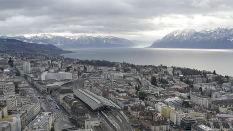 Antena-De-Drones-De-La-Ciudad-Suiza-Y-La-Catedral-De-Lausana