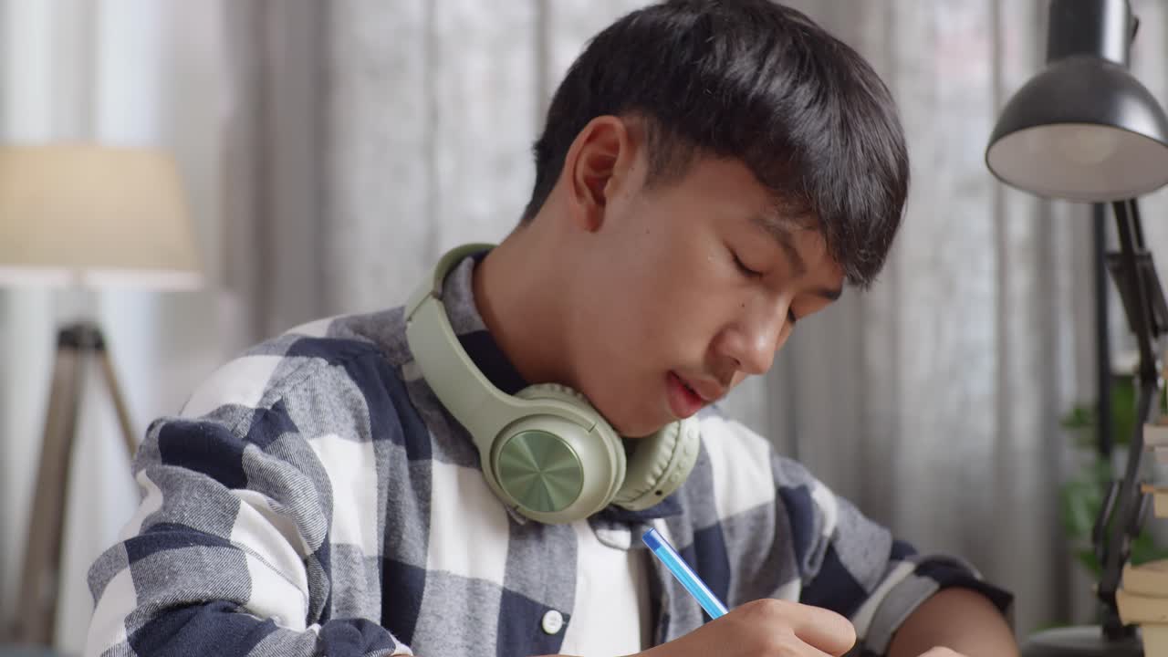 집에서 지쳐서 공부하는 십대