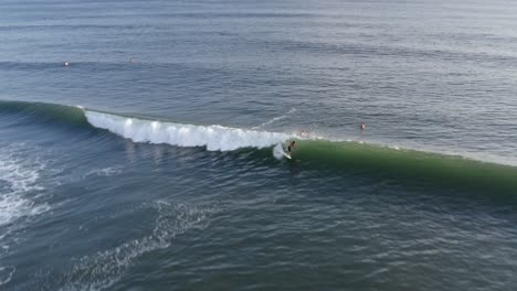 衝浪者在墨西哥太平洋海岸捕捉波浪,空中圖