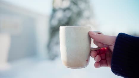 Una-Persona-Sostiene-Café-Caliente-En-Una-Taza