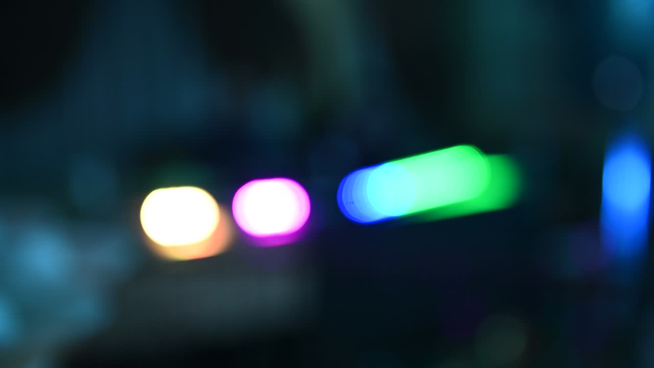 fondo brillantes luces de colores parpadeantes iluminación navideña en la discoteca. movimiento borroso
