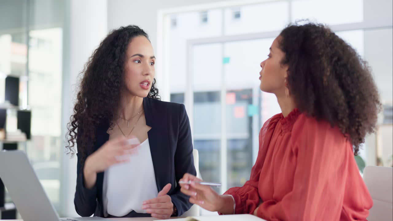 coaching, capacitación y mujer con escritura de mentor