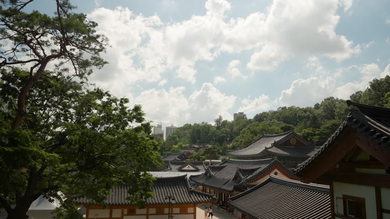 vista de ángulo alto del templo budista bongeunsa contra nubes blancas en seúl, corea del sur