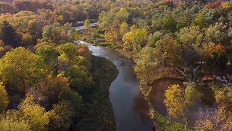 Fliegen-Sie-über-Park-Und-Bäume-In-Warmen-Rot--Und-Orangetönen