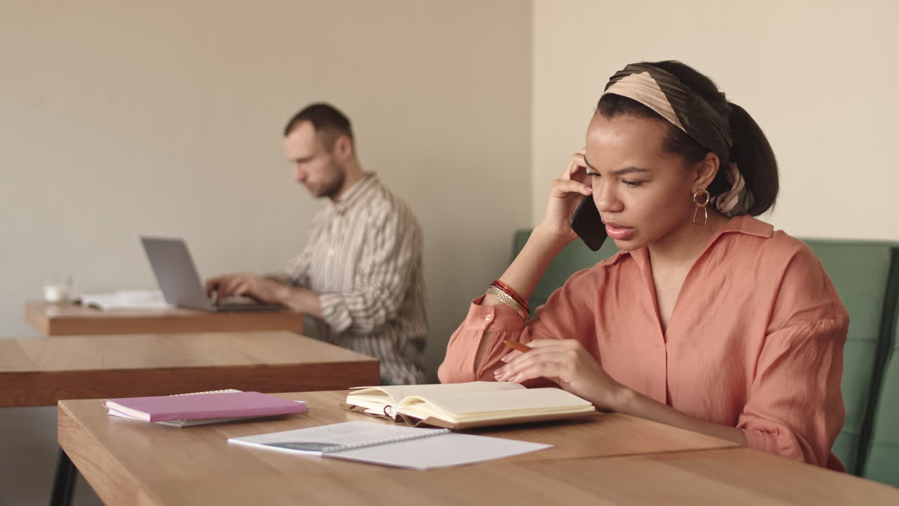 Professionisti al lavoro in uno spazio di coworking moderno
