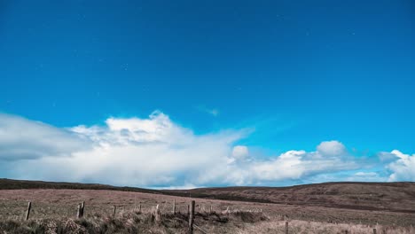 Lapso-De-Tiempo-Iluminado-Por-La-Luna-De-Las-Nubes-Que-Soplan-Sobre-La-Turba-Y-Los-Páramos-Cerca-De-Algunas-Granjas-Crofting