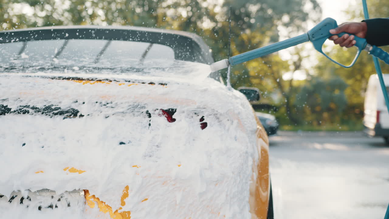 노란색 컨버터블 차를 고 있습니다.