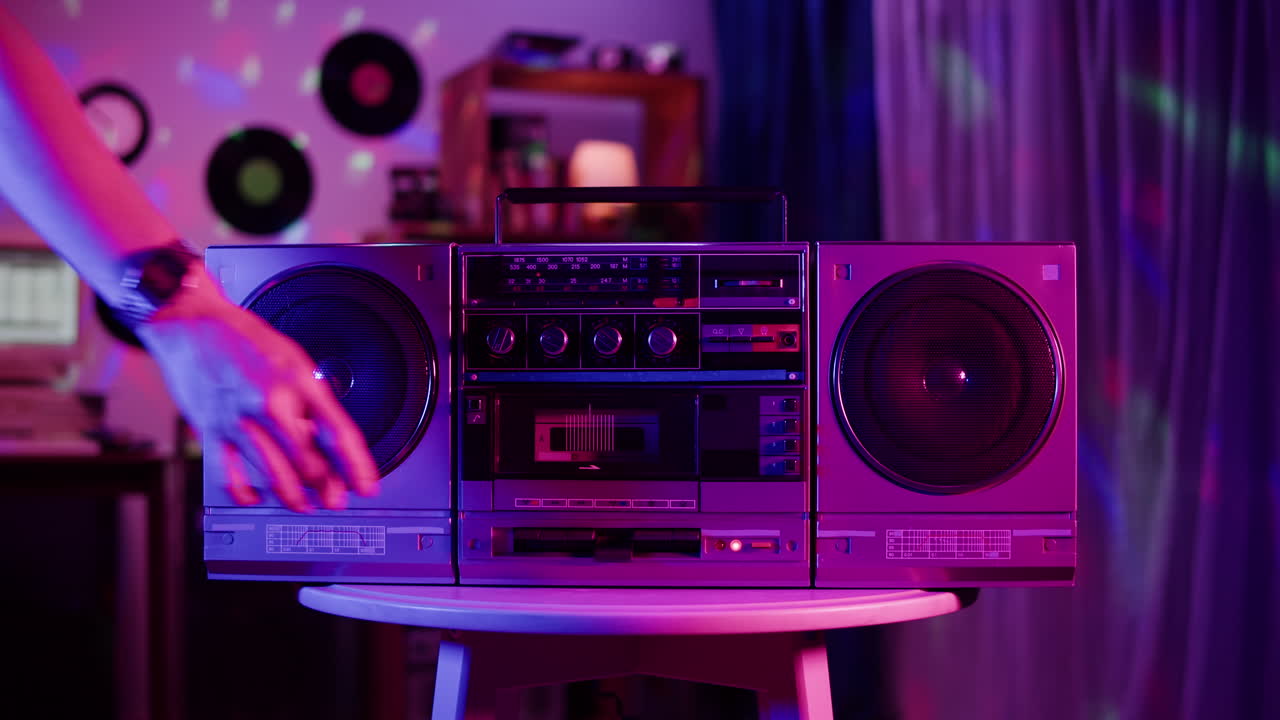 Boombox vintage con illuminazione al neon