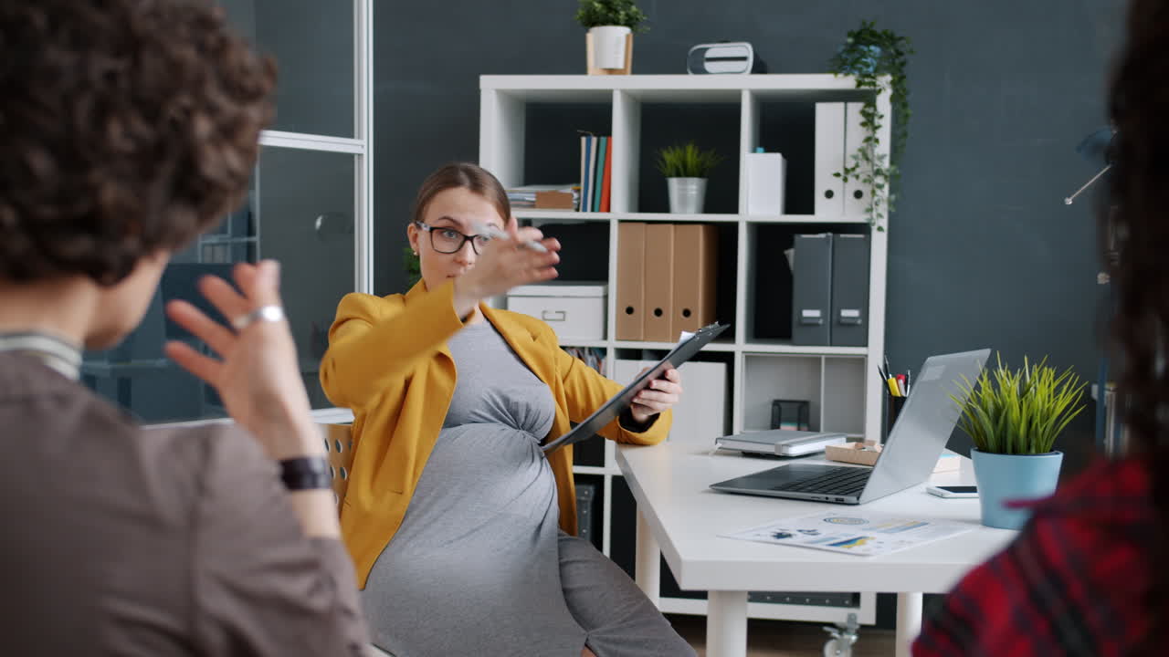 Riunione di lavoro con donna incinta