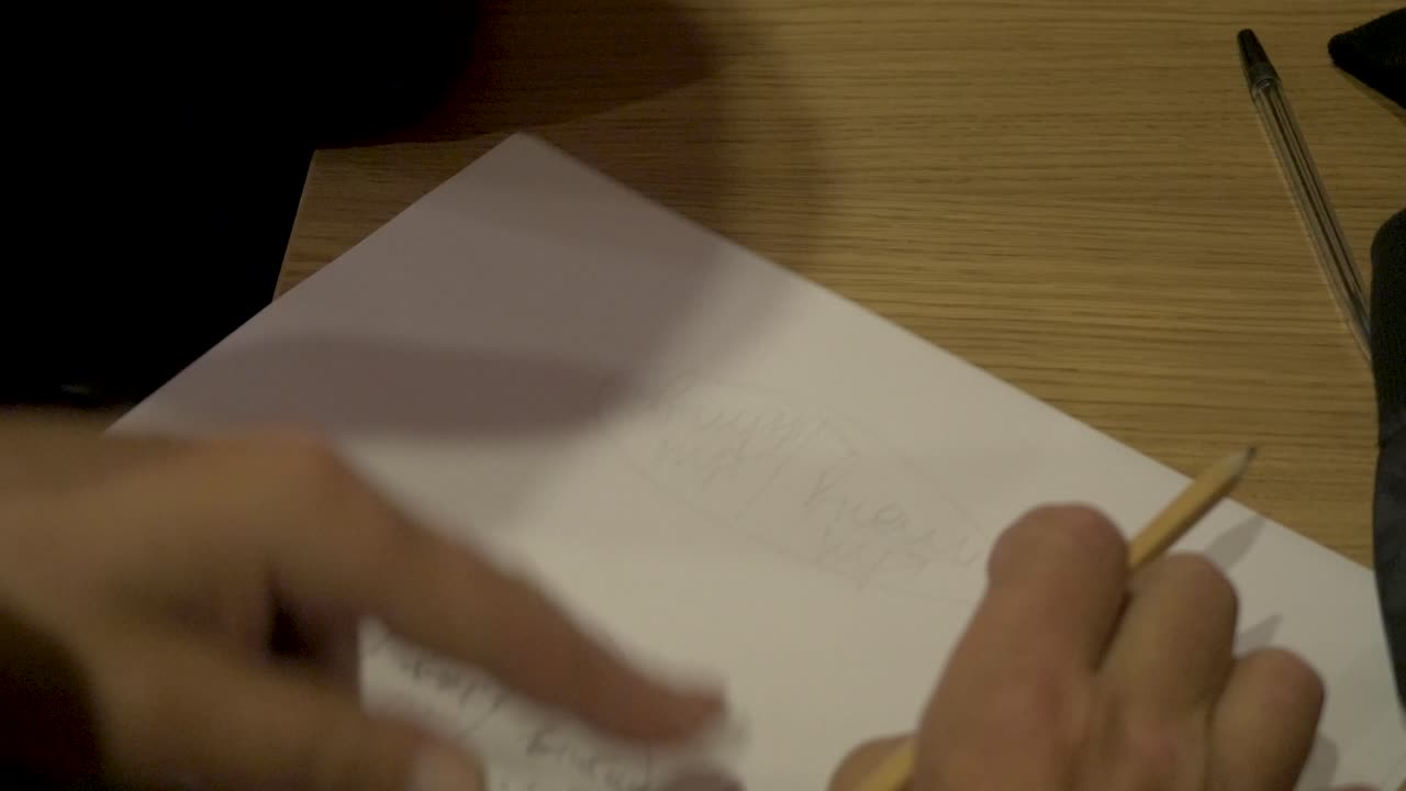 디자인 스케치를 작업하는 사람들.