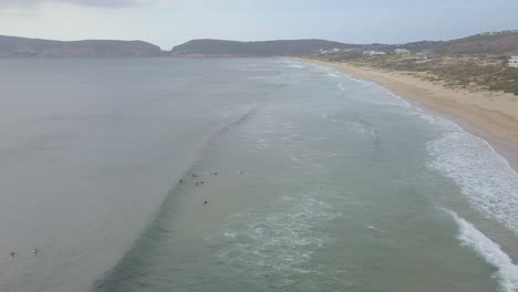 Antenne-Von-Surfern,-Die-Entlang-Der-Exotischen-Küste-Südafrikas-Surfen