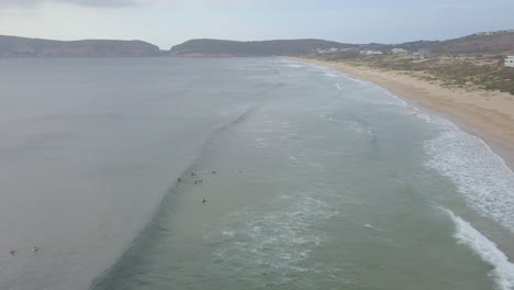 antena de surfistas navegando a lo largo de la costa exótica de sudáfrica