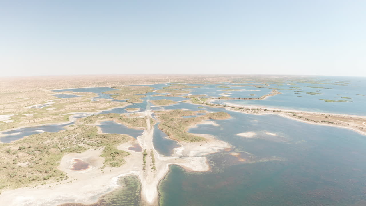 중앙 아시아 우즈베키스탄 에 있는 아이다르 콜 호수 의 공중 무인 항공기 시야