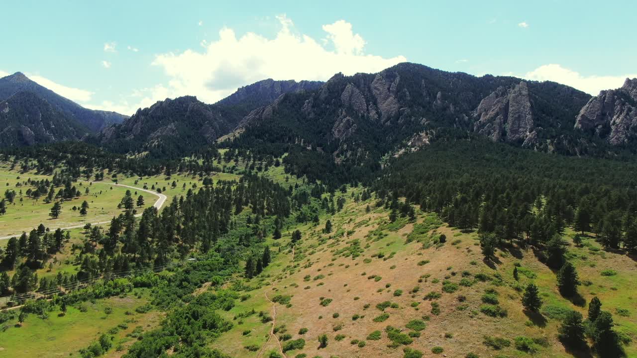 Ripresa aerea carrellata a bassa quota di un versante montuoso a Colorado Springs, grandangolo