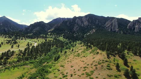 Toma-Aérea-A-Baja-Altitud-De-La-Ladera-De-La-Montaña-En-Colorado-Springs,-Gran-Angular