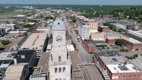 uhrturm in der innenstadt von davenport, iowa mit drohnenvideo, das sich in einem kreis bewegt