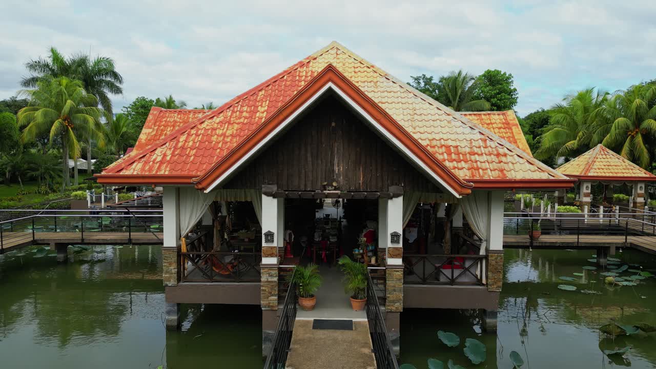 Góc nhìn từ trên không xuống cho thấy khách sạn Palaisdaan với các biệt thự trên mặt nước được bao quanh bởi cây nhiệt đới và ao hồ, Bagabag, Nueva Vizcaya, Philippines