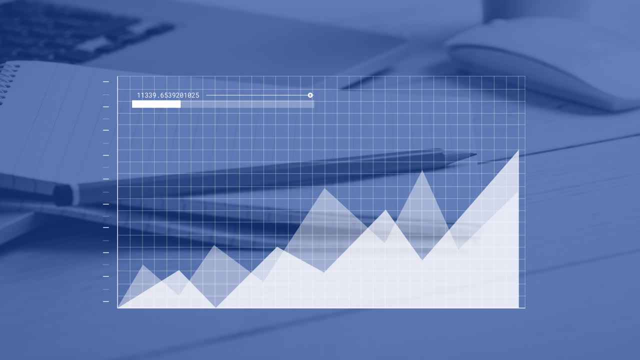 Animation af statistisk databehandling over blyant, notesbog og mus på et kontorbord.
