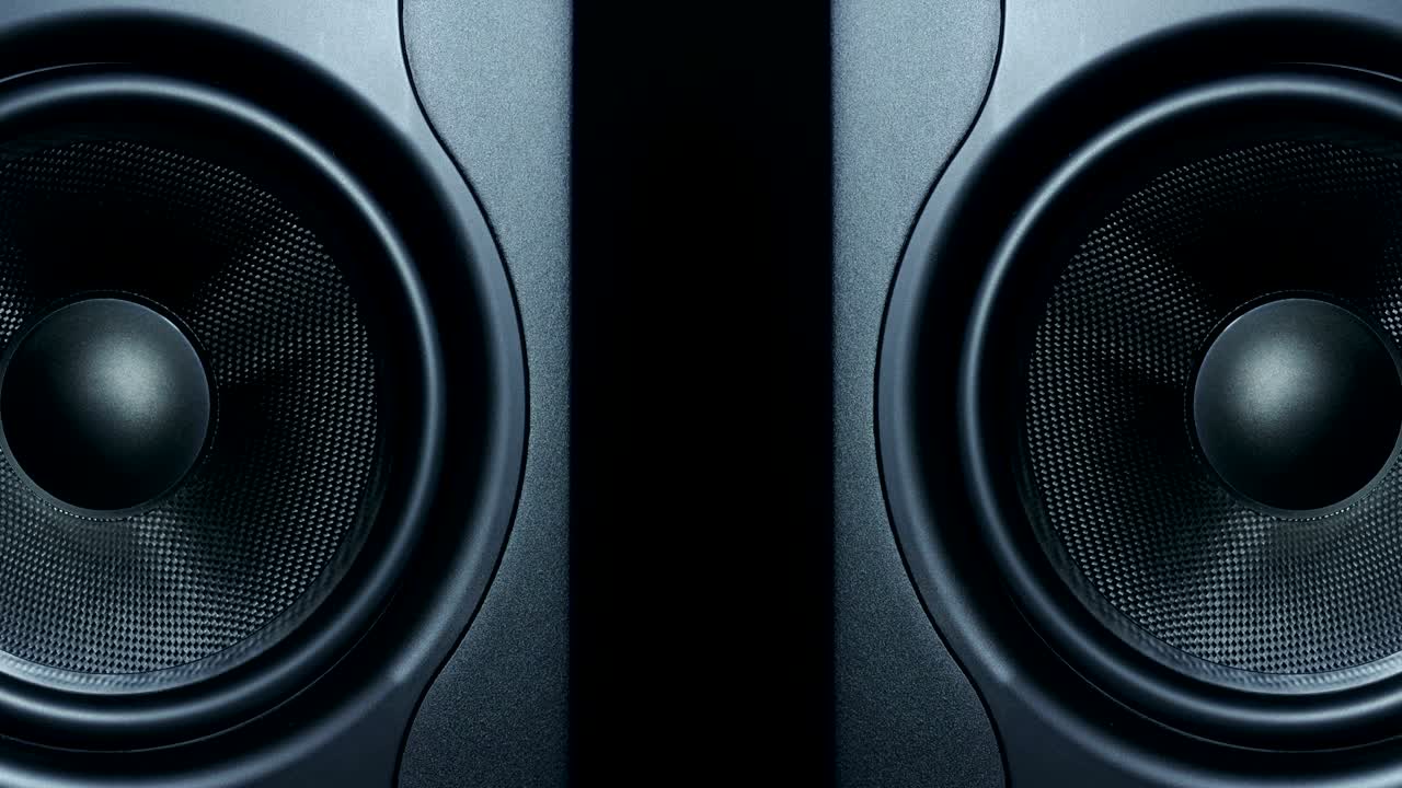Zbliżenie dwóch okrągłych, wibrujących subwooferów audio