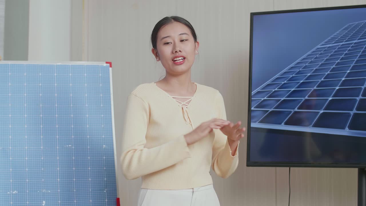 아시아 여성 엔지니어가 태양전지 작업에 대해 성공적으로 발표하기 전에 사무실에서 손을 박았습니다.