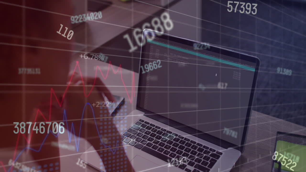 노트북을 사용하는 아프리카계 미국인 사업가 여성에 대한 금융 데이터 처리 애니메이션