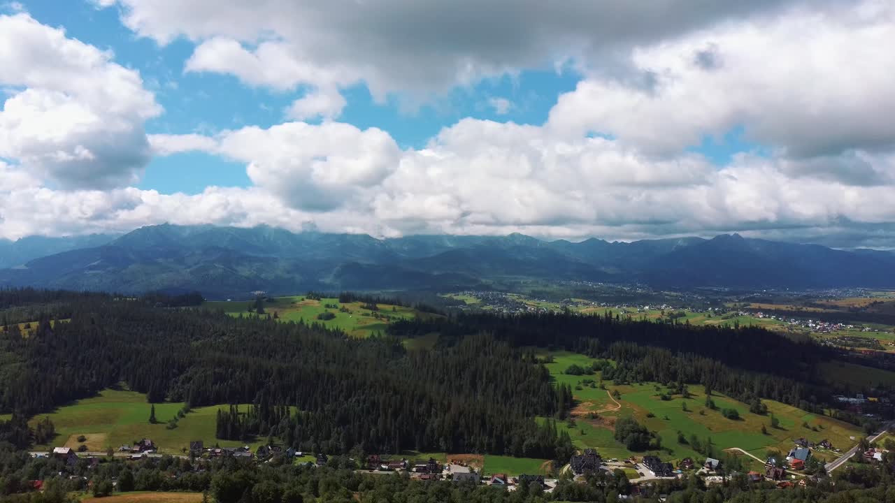 Smukt sommerlandskab med grønne bakker og Tatra-bjergene, luftfoto fra Polen