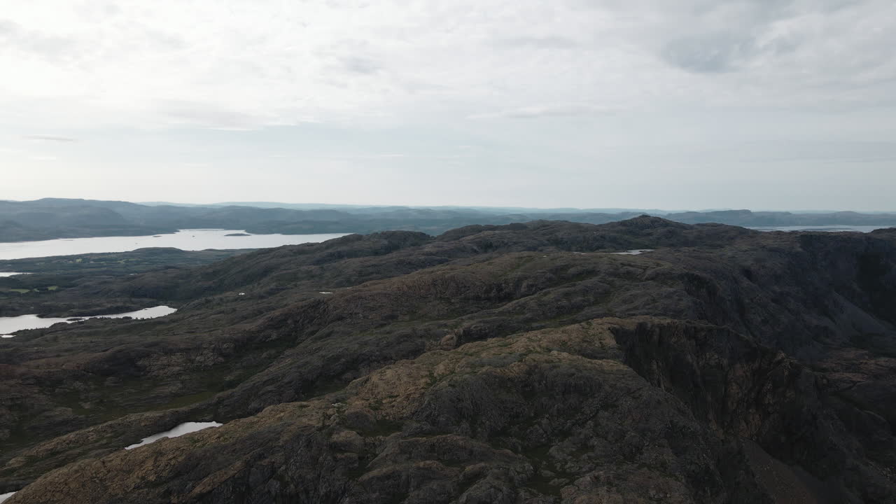 Upeita geologisia muodostelmia Lekan kallioisilla vuorilla Norjassa – ilmakuva