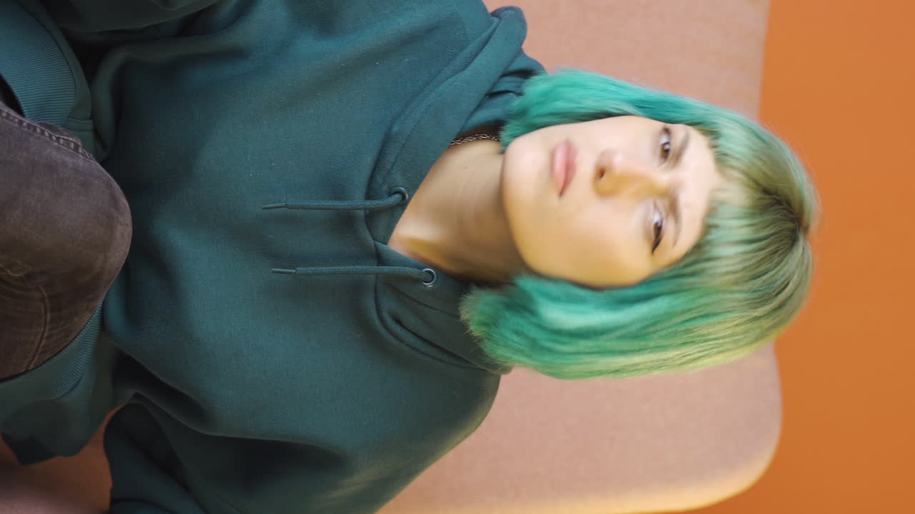 청각 장애가 있는 젊은 여성의 수직 비디오입니다.