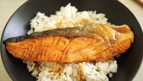 grilled salmon with soy sauce rice bowl - japanese food style