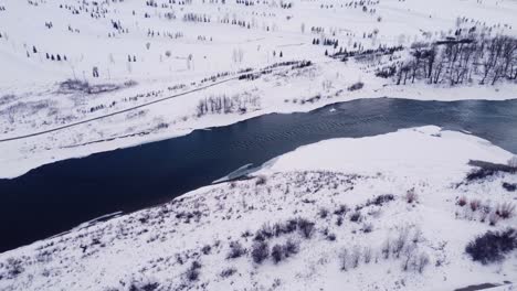 Vistas-Aéreas-De-Un-Río-Nevado-Y-Un-Parque-En-El-Corazón-De-La-Ciudad