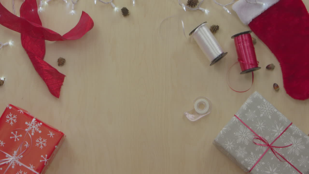 una persona envolviendo regalos de navidad