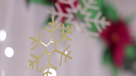 decoraciones de navidad. poinsettias y copos de nieve metálicos. fondo borroso