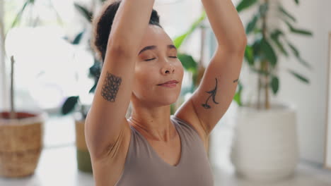 mujer meditando en un entorno pacífico