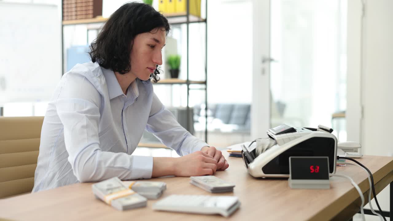 Empleado de banco cuenta dinero usando máquina contadora automática