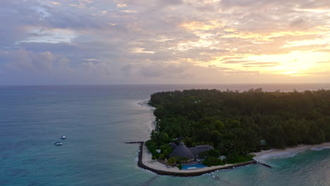 Amanecer-Sobre-Una-Remota-Isla-Tropical-En-El-Océano-índico