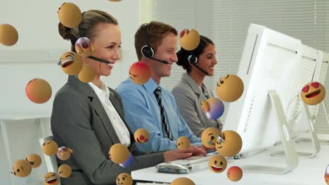 Emoji-Symbole-Mit-Einer-Gruppe-Von-Menschen,-Die-Im-Callcenter-Arbeiten,-Im-Hintergrund