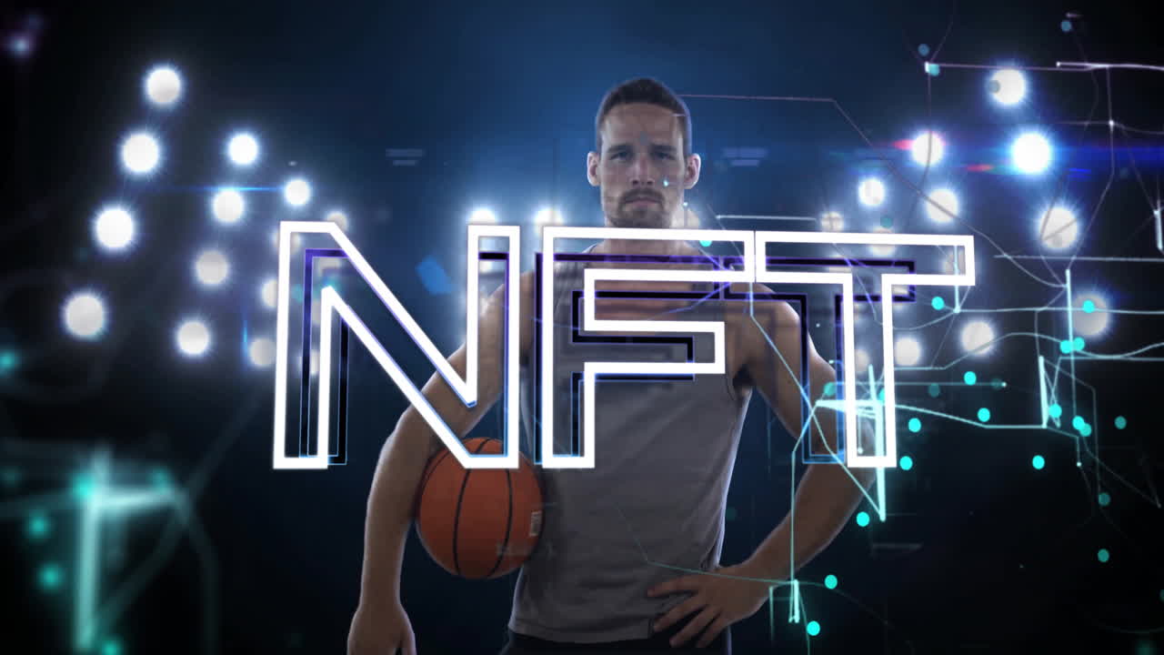 Tenendo un pallone da basket con la scritta NFT, un giocatore circondato da effetti di animazione digitale