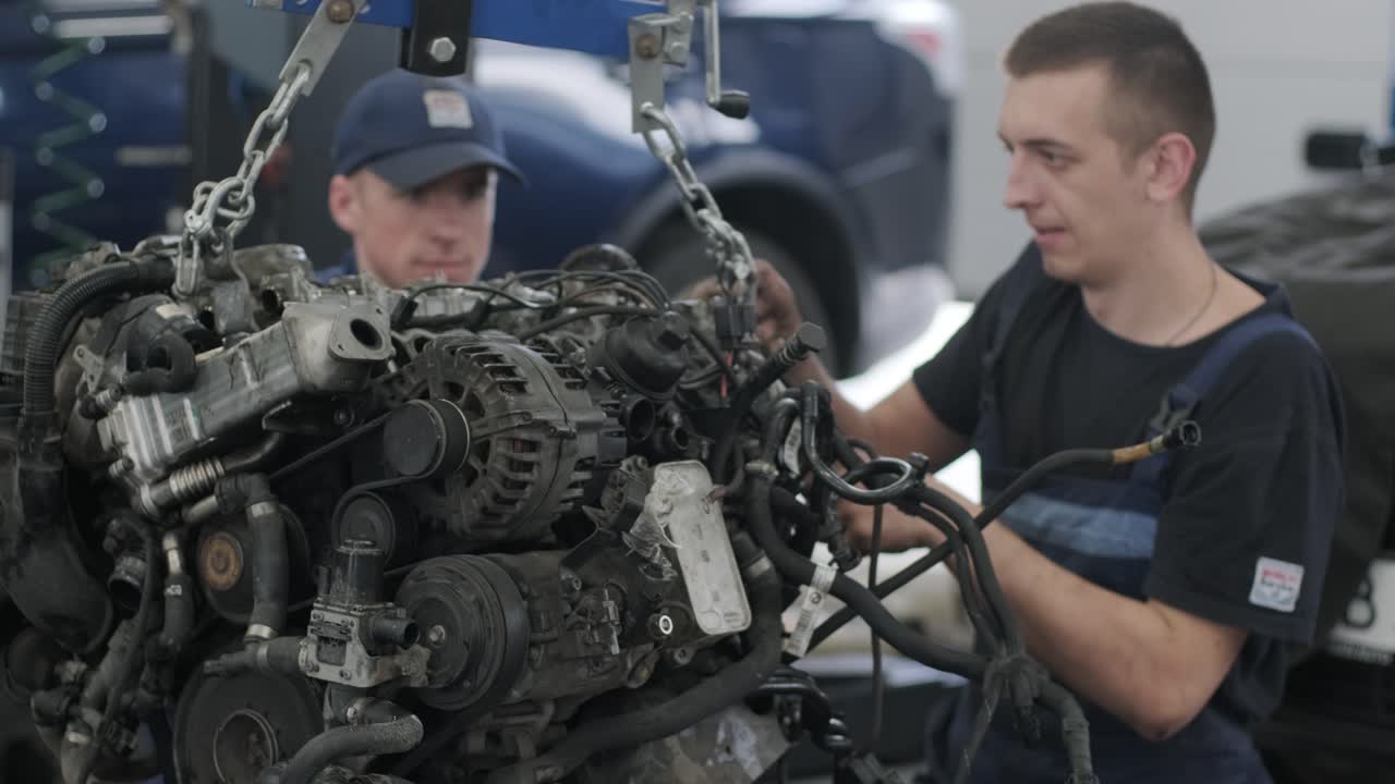 reparación de motores de automóviles en un garaje