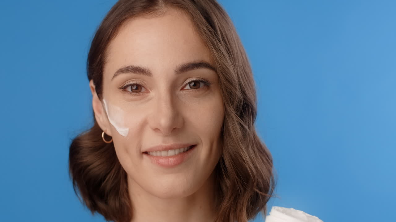 mujer aplicando crema facial